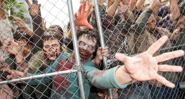 Plaga de zombies de #TWD en el parque de atracciones de Universal Studios atres.red/9lmmh2 vía <a href="/objetivotv/">objetivotv</a>
