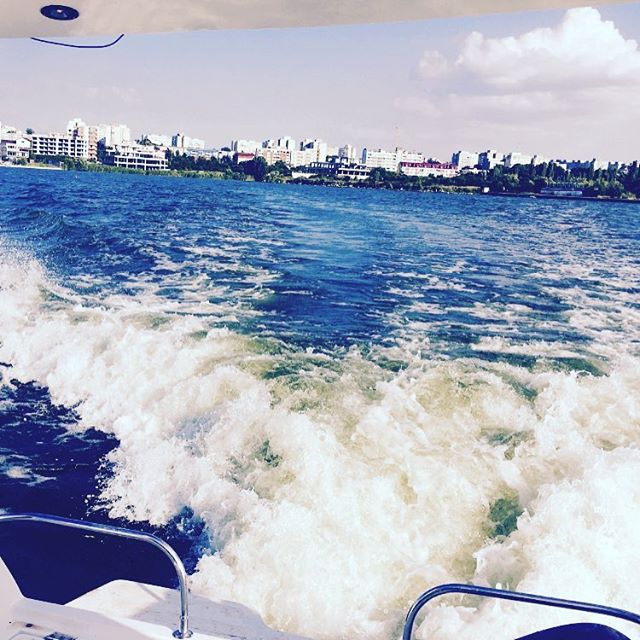 NomadGio's tweet photo. Sun | boat | beer | fun.  #boat #lake #constanta #mamaia #romania #digitalnomad #travel https://t.co/obG2L5OXll