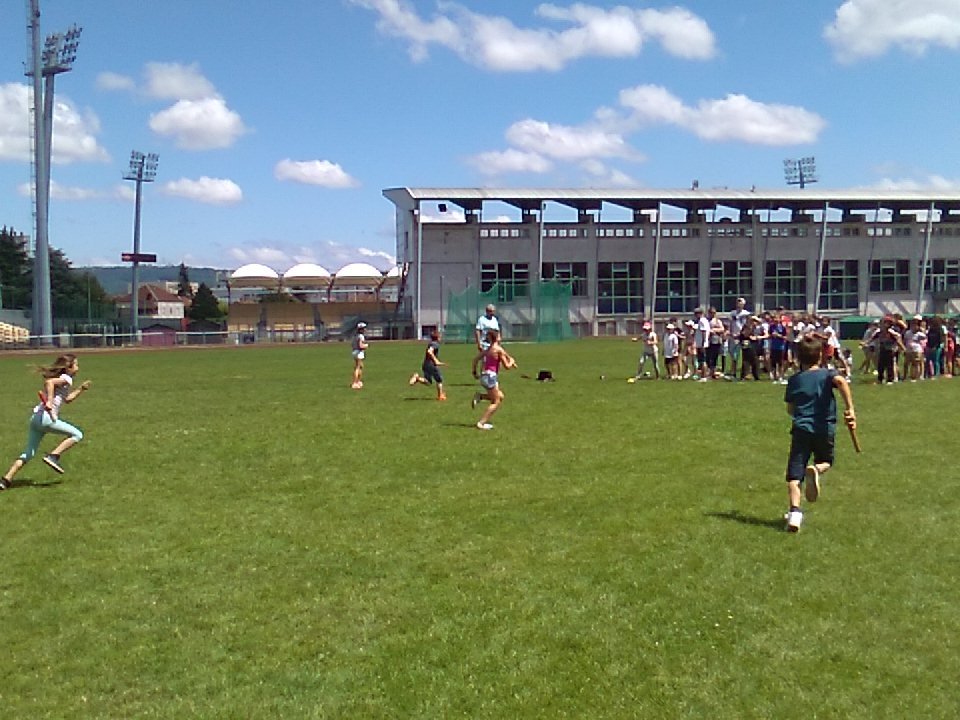 usep251's tweet photo. Athletisme avec 9 classes sur le stade Leo Lagrange de Besançon. https://t.co/LEsGhjBsFs