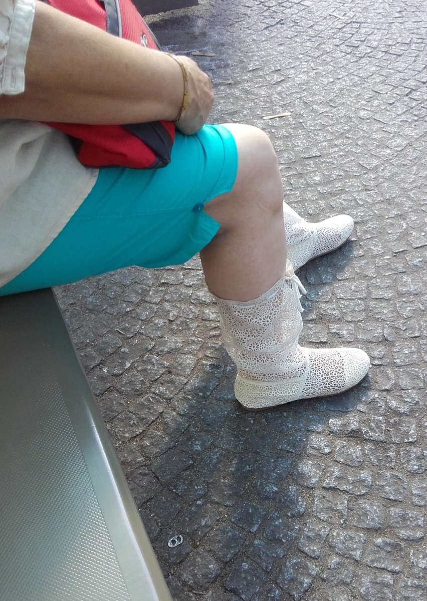 ElaBartosova's tweet photo. Co je na lete nejhorsi? No prece letni kozacky! #ModniPeklo #StreetStyle https://t.co/JgSQv5UYIB