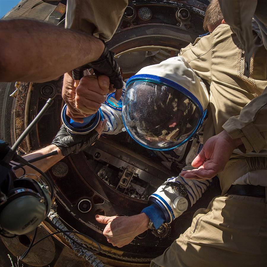 ShuttleAlmanac's tweet photo. I don't recall seeing this before - its #Exp46/47 crewman @astro_tim being extracted from his Soyuz capsule. https://t.co/LVXnJmH8TL