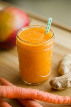 ErinRivers12's tweet photo. This healthy Tropical Carrot Juice recipe is fruit-filled orange tropical explosion of pineapple, mango, and carrot… https://t.co/AvjtgdNcWg