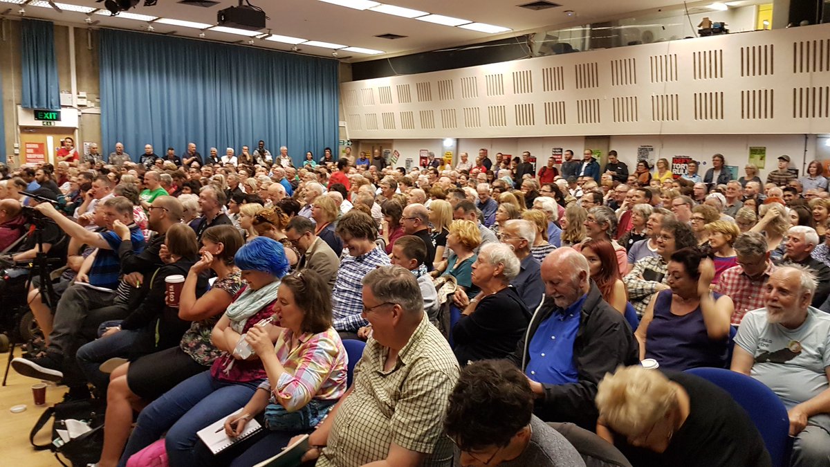 Jan_Majicek's tweet photo. Proč jsme volili pro Brexit. Plno tak,  že lidé stojí všude,  kde se dá. Ch. Kimber (SWP) o tom,  co dál. #mxm2016 https://t.co/uYqWF6Yih8