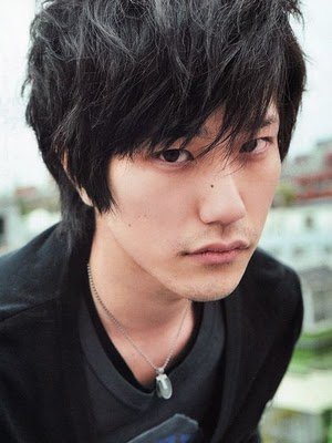 ivversss's tweet photo. el actor que hizo de L en la película japonesa de Death Note y el que lo va a hacer en la versión estadounidense https://t.co/RlVTmPVSLO