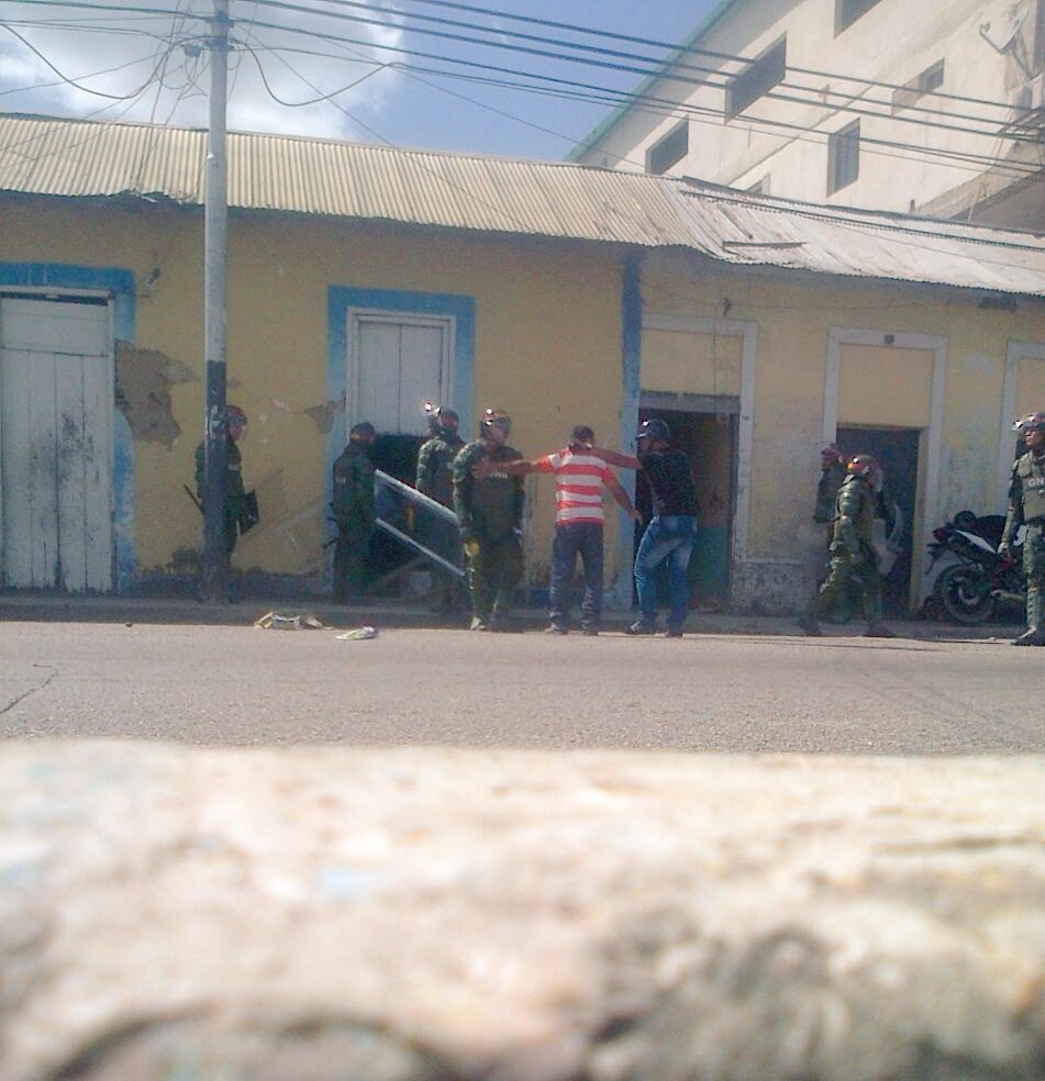 LarissaGonzale6's tweet photo. #1Jul | Extraoficial, las 142 personas detenidas ayer en #Tucupita van a ser trasladadas a la PGV en Guárico. https://t.co/Z2FAxU8Ut0