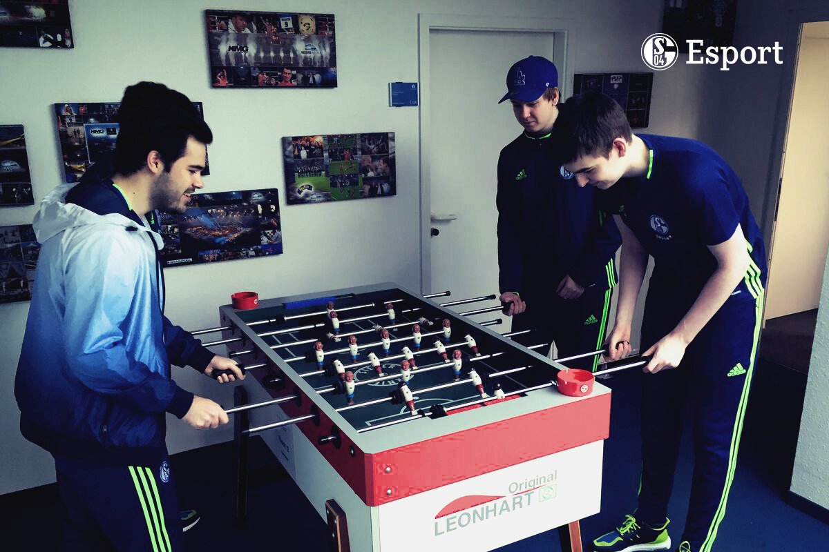 S04Esports's tweet photo. Esport Profis sind nicht wirklich überraschend sehr gute Kicker Spieler ;) #S04LCS https://t.co/mQDvtJYKN8