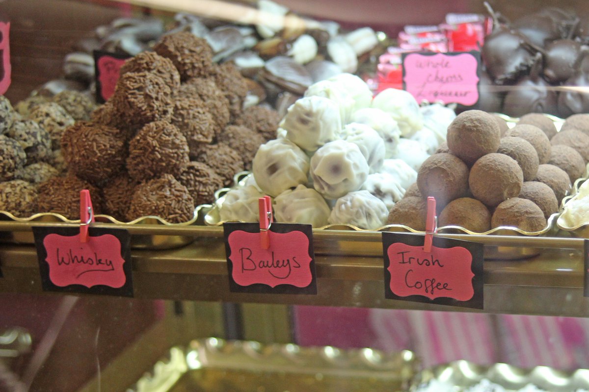 cranchs1869's tweet image. Feeling naughty? Treat yourself to some of our boozy chocolates, pick your favourite tipple #naughtybutnice #sweets