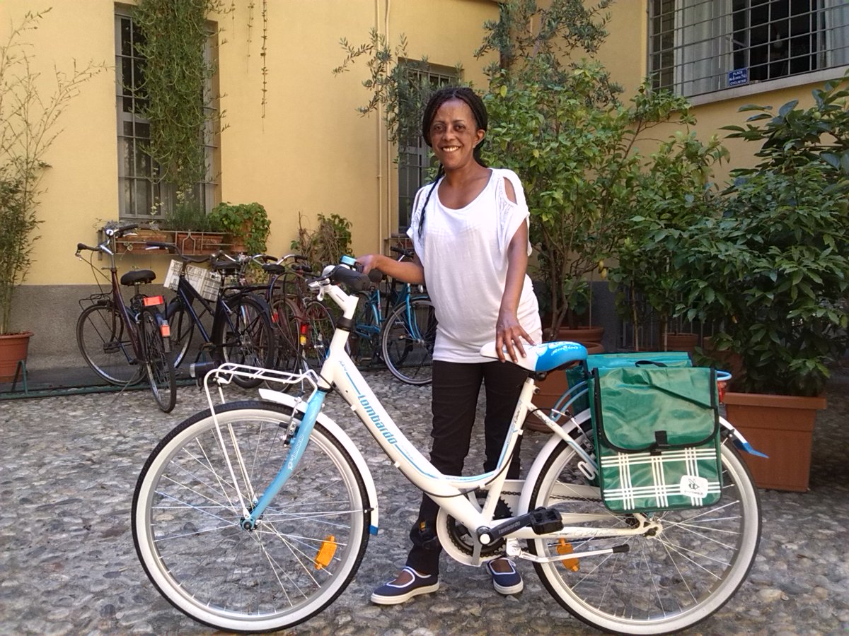 Senait con la sua <a href="/LombardoBikes/">Lombardo Bikes</a> nuova fiammante! E le bellissime borse di <a href="/girolibero/">Girolibero</a>!!! Evviva le #mammeinbici!