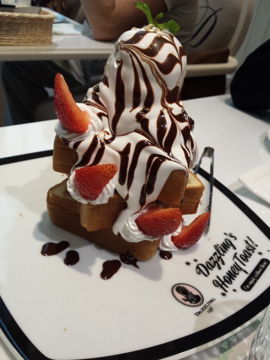 sinhui07's tweet photo. My ideal post-run meal is a dessert because i should pamper my bodu for so hard working #SCMS2016DQ https://t.co/AYoBXrjOQ6