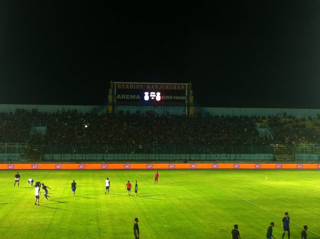 roon_nie's tweet photo. Di atas tribun kita bernyanyi, di atas tribun kita bergoyang !! #AremaDay #im3OoredooSoccer #tsc2016ID https://t.co/ouYD8lylwD