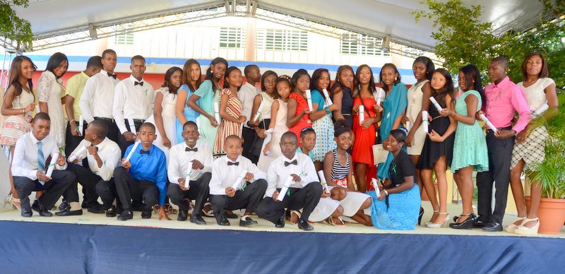 Uni_RD's tweet photo. 32 adolescentes de octavo curso se gradúan en escuela Atabeira #FeyAlegría https://t.co/35eaGo4iHh @Uni_RD #UniRD https://t.co/xUbd5mvAtf