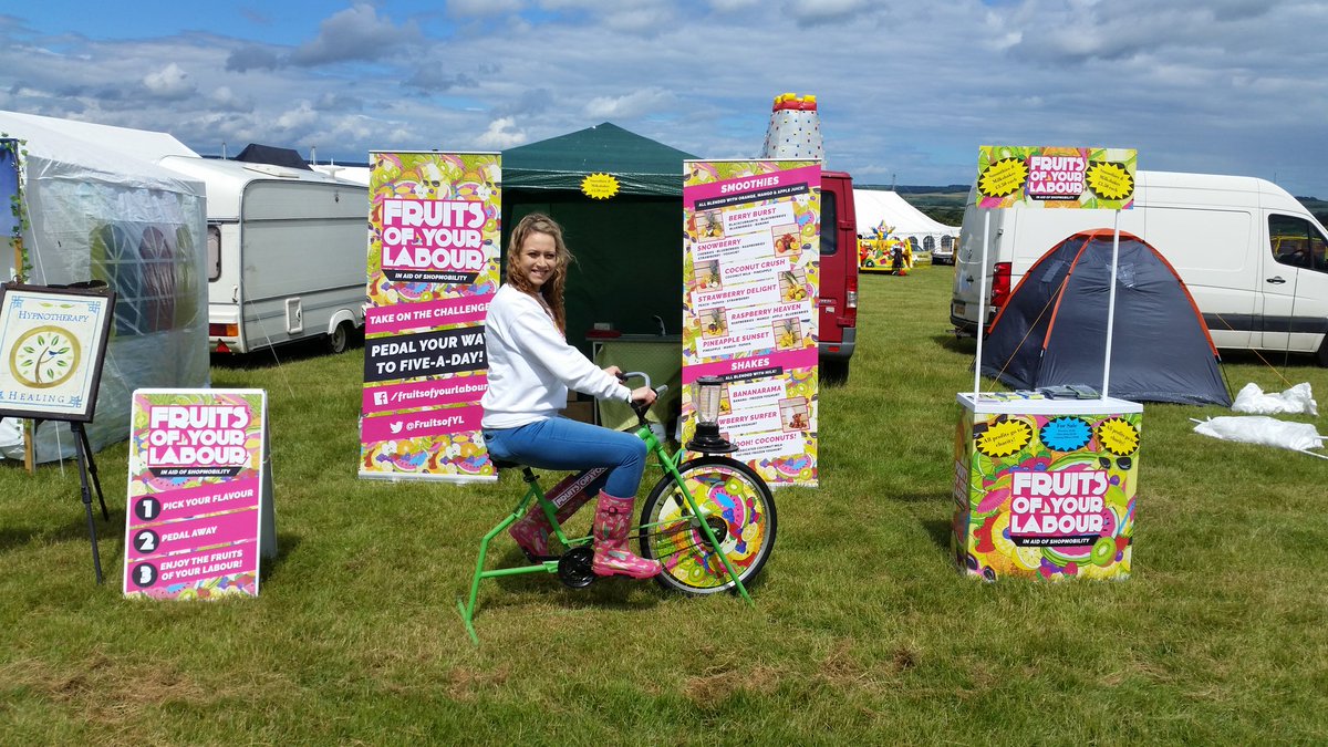 FruitsofYL's tweet image. The sun is creeping out at @Staxtonbury  🎶 🎸🎤🍓🍍 x