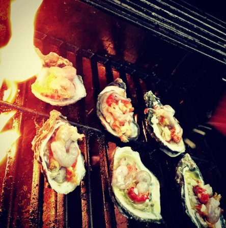 IamEricaBarrett's tweet photo. It's a Dirty South Thing. We gotta grill these Oysters, top them with Crawfish and Shrimp and Garlic Butter! #Foodie https://t.co/FBNjtUNKce