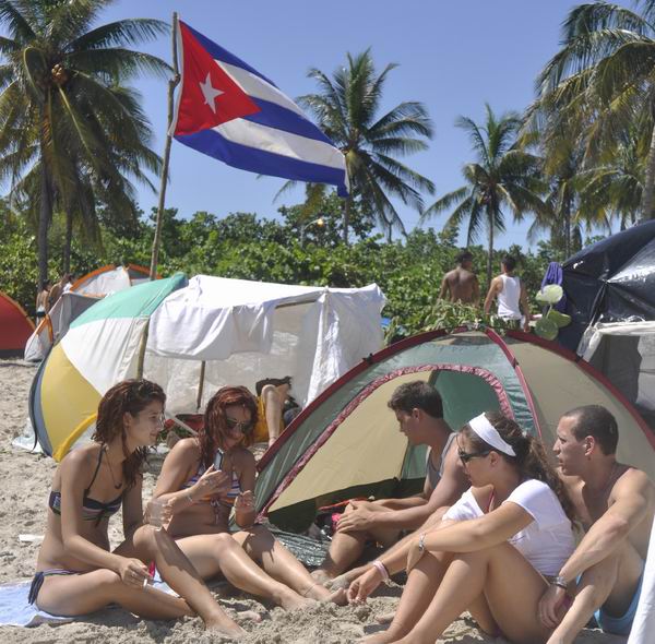 YuniaskyCrespo's tweet photo. Acaba de comenzar el twittazo por el #Verano2016 en #Cuba y la @UJCuba anda #SumandoAlegrias en la red :) https://t.co/PmkcnLReX5