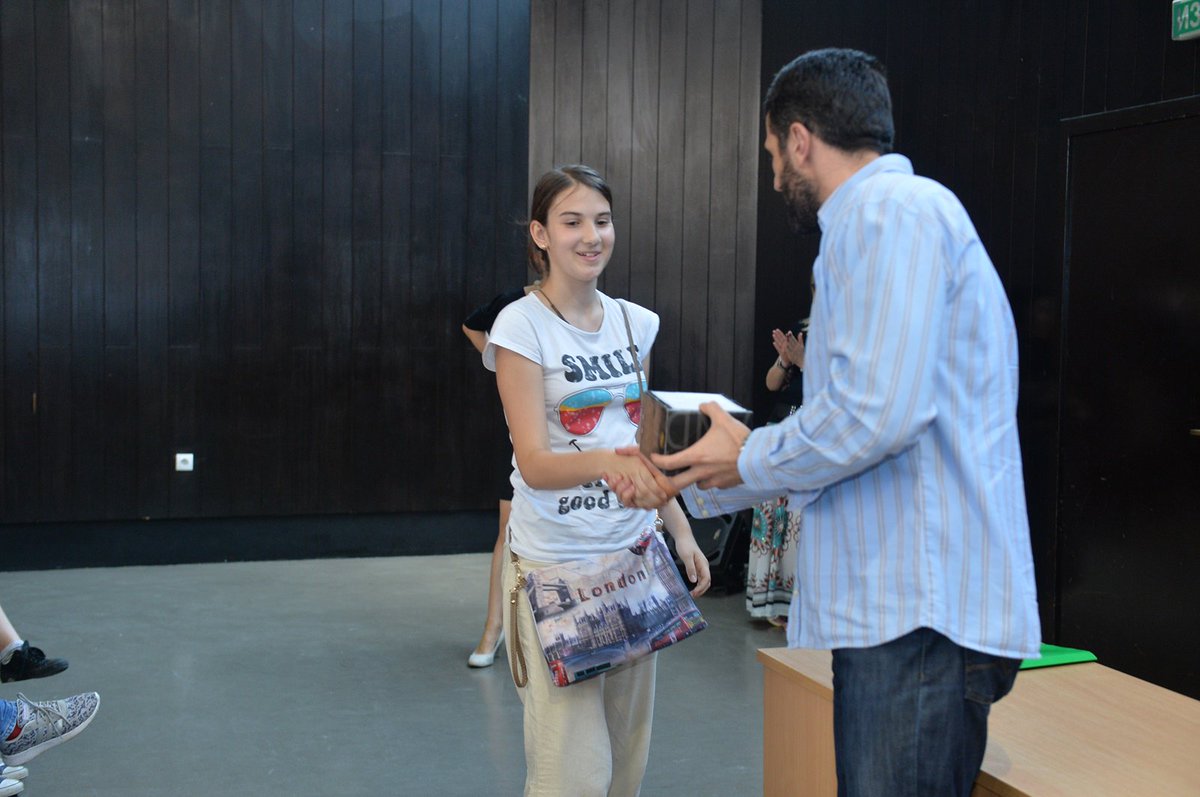 Nagrađeni najbolji učenici osnovnih i srednjih novobeogradskih škola. novibeograd.rs/knjige-za-najb…