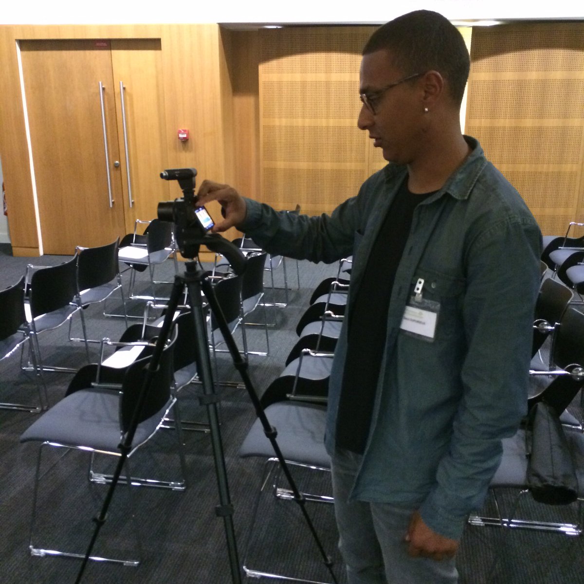 Les_EE's tweet photo. David aux manettes pour la captation vidéo… On vous attend ! #AGEE2016 https://t.co/cAf3sqAoyV