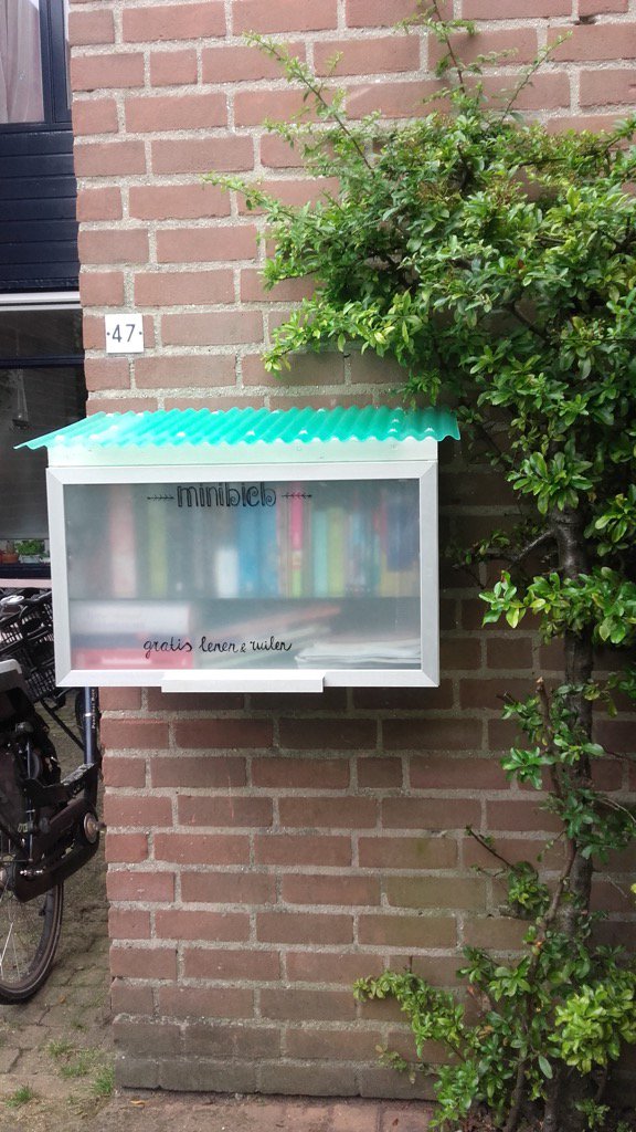 Anne_1980's tweet photo. @Tielekeshoeven 47 heeft een bibliotheekje! Wees welkom om boeken gratis te lenen en ruilen! https://t.co/UhN5Ec9cGM