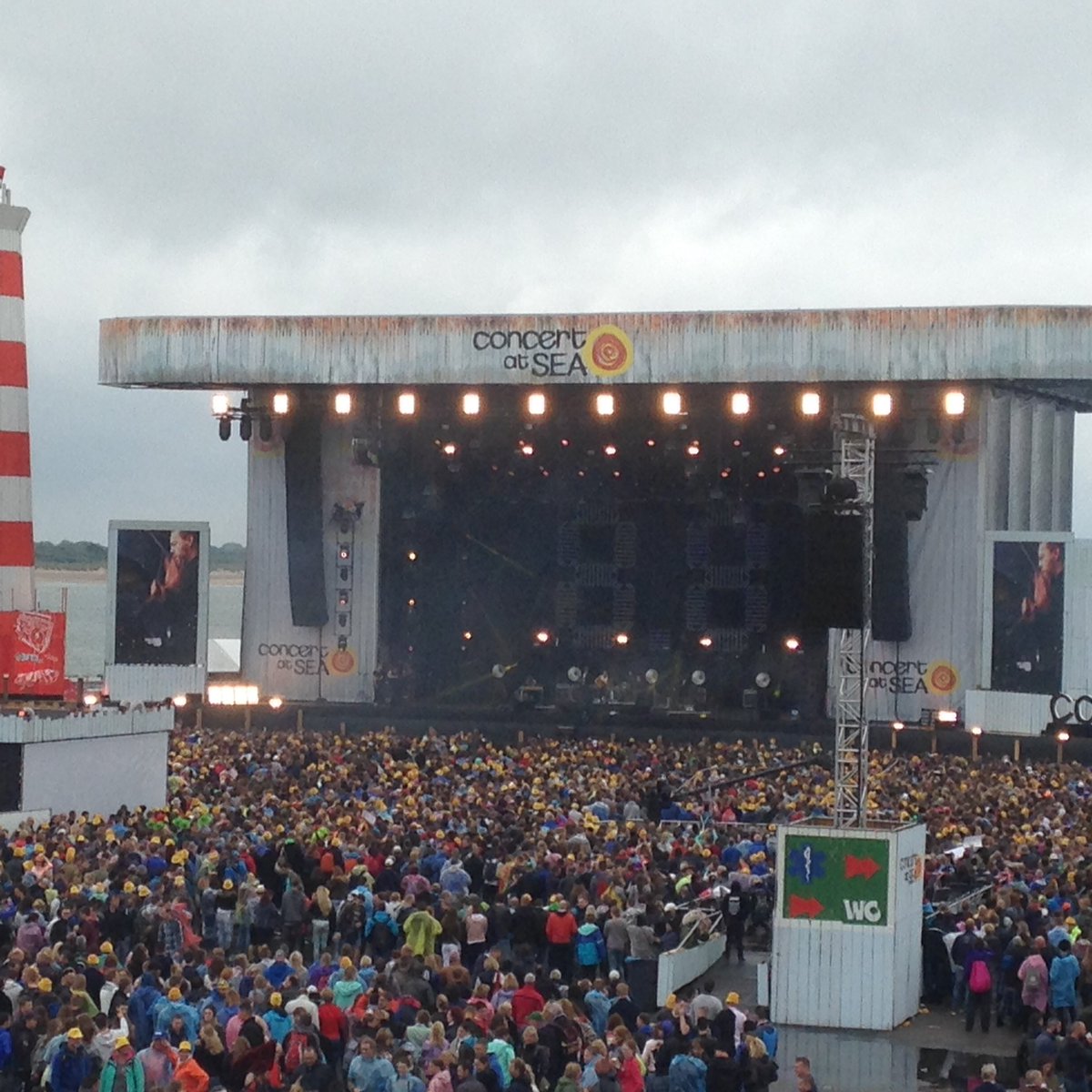 CoenIngelse's tweet image. Top met relaties op een droog concert at sea.