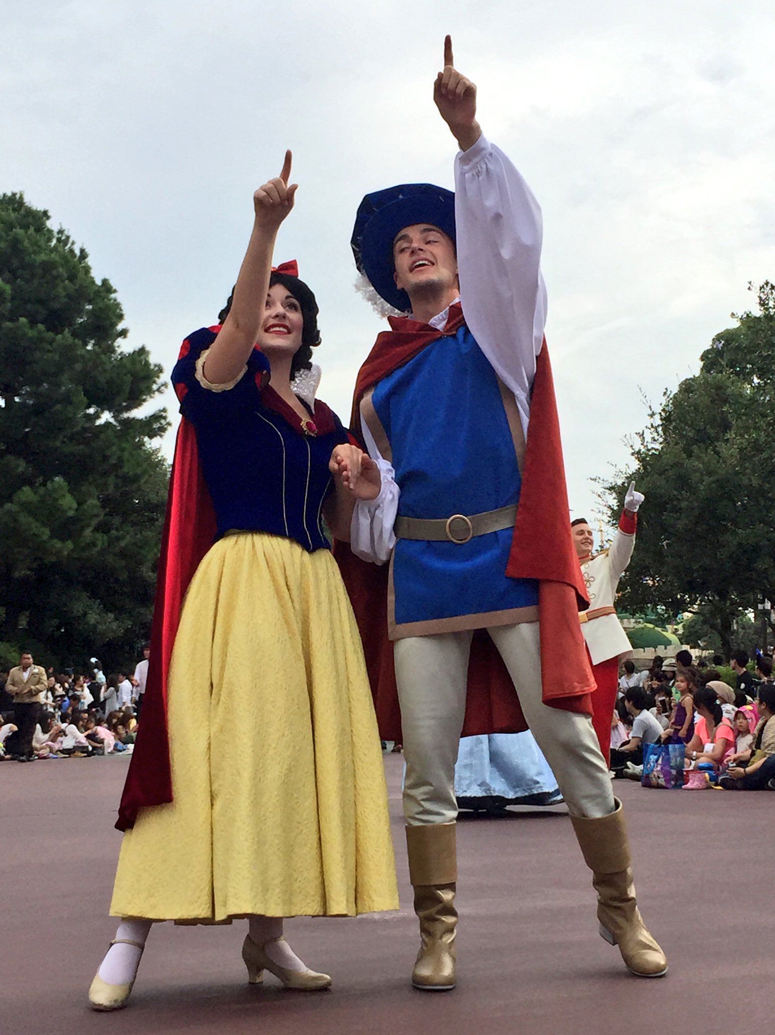 Twitter 上的 五井ヒロト 東京ディズニーリゾートの景色71 ディズニー七夕グリーティング 最後はプリンセスandプリンス達 白雪姫と手をつないでいるのはプリンスで ベルと一緒にいるのは王子 なんと彼らには公式な名前はついていないのです T Co