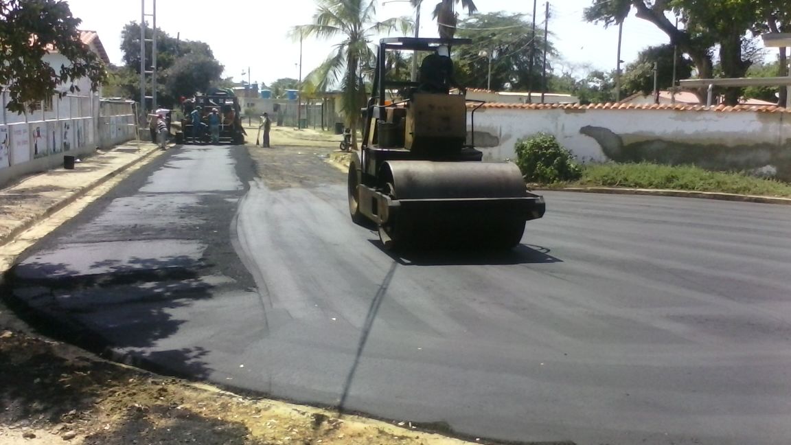 Obras_JJMora's tweet photo. Inició Asfaltado sector 5 Urb Palma Sola como parte del plan de asfaltado municipal 2016 con @matson_5 #moronavanza https://t.co/PxLWjSOzf9