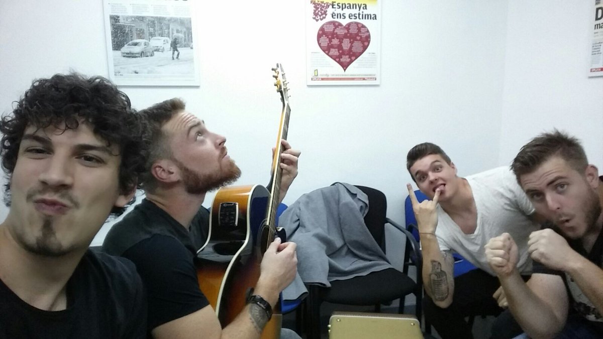 Així de contents estaven els membres de B-SOS abans de sortir al plató de <a href="/bentrobats/">Ben trobats</a>!  #bsos #dalealrock