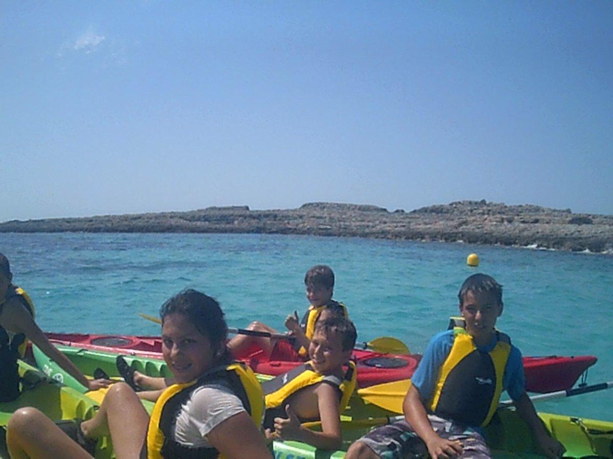SportsKayak's tweet photo. Que bien lo pasan nuestros alumnos de la escuela de verano en Cala Torret. Hoy Kayak y Snorkel... Divertidísimo!!! https://t.co/USGSelEV8N