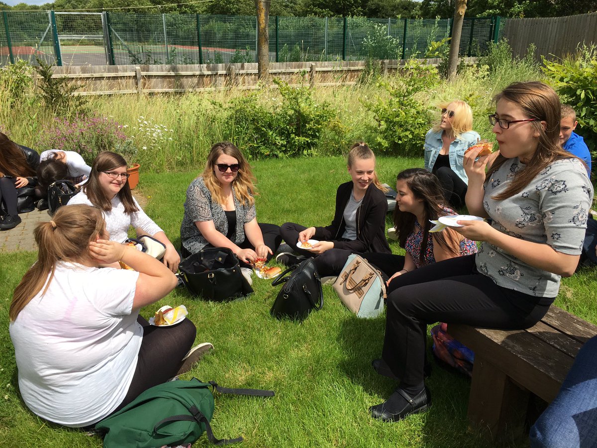 OBAsixthform's tweet photo. Lunch in the science garden #Y12induction https://t.co/plx5HUqCxY