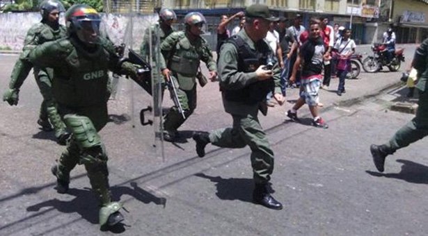 DiarioContraste's tweet photo. Tucupita amanece militarizada tras fuertes protestas y saqueos (Fotos) #01Jul https://t.co/lzR26ta3VL https://t.co/LKrAdxZUJh