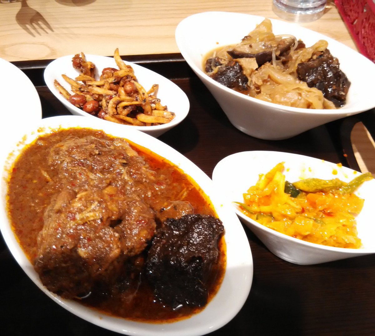 Avalon_Plus's tweet photo. My ideal post-run meal is #Peranakan #food because it's as #fusion #cuisine as it can get in #Singapore! #SCMS2016DQ https://t.co/Zth13IC8Z3