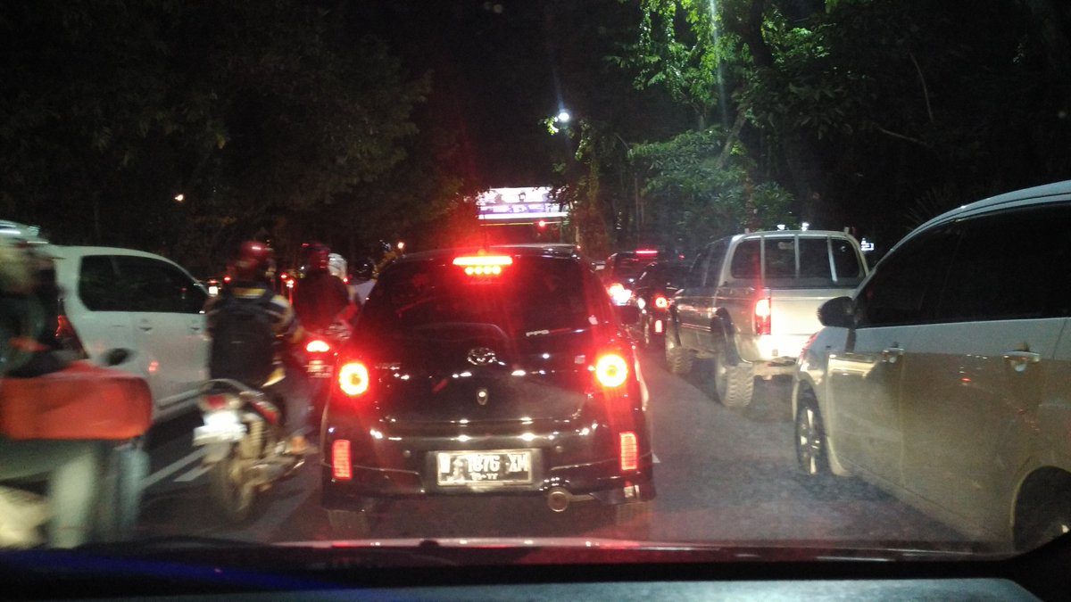 JunoForti's tweet photo. @e100ss a.yani arah waru, sangat padat.. pdhl udah jam 10 mlm https://t.co/xPODPYchNO