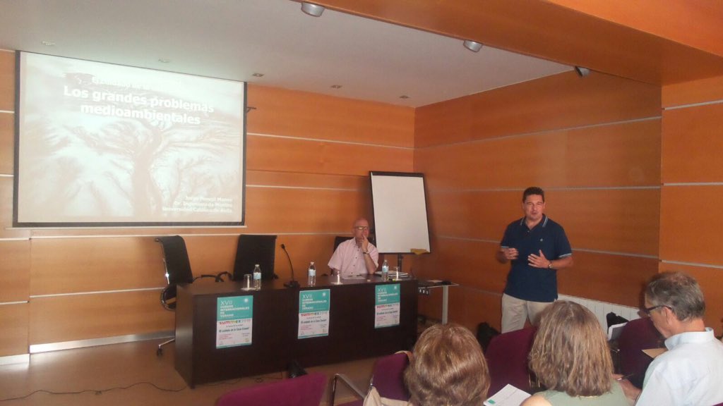 jorgemongilm's tweet photo. En los cursos de verano de la Universidad de Extremadura, hablando sobre cambio climático , desertificación , agua https://t.co/RDO798YfzQ