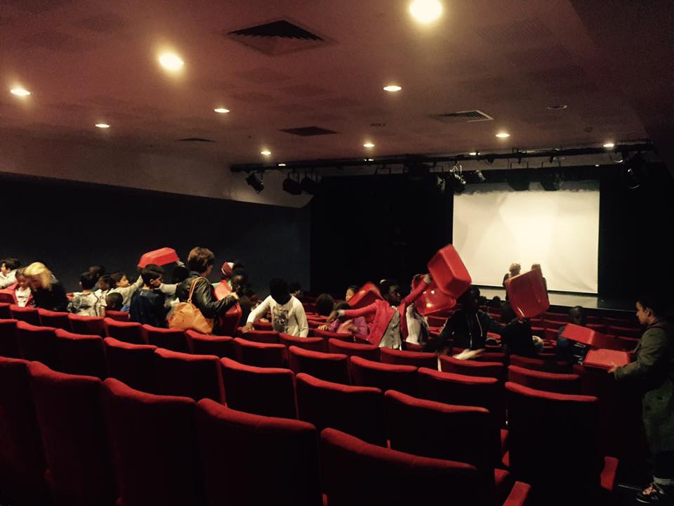 OwendoProd's tweet photo. Projo"Sur les terres des gorilles"grand moment de partage avec des enfants très curieux !
#festivaldufilmmerveilleux https://t.co/yUZ6A8MpLJ