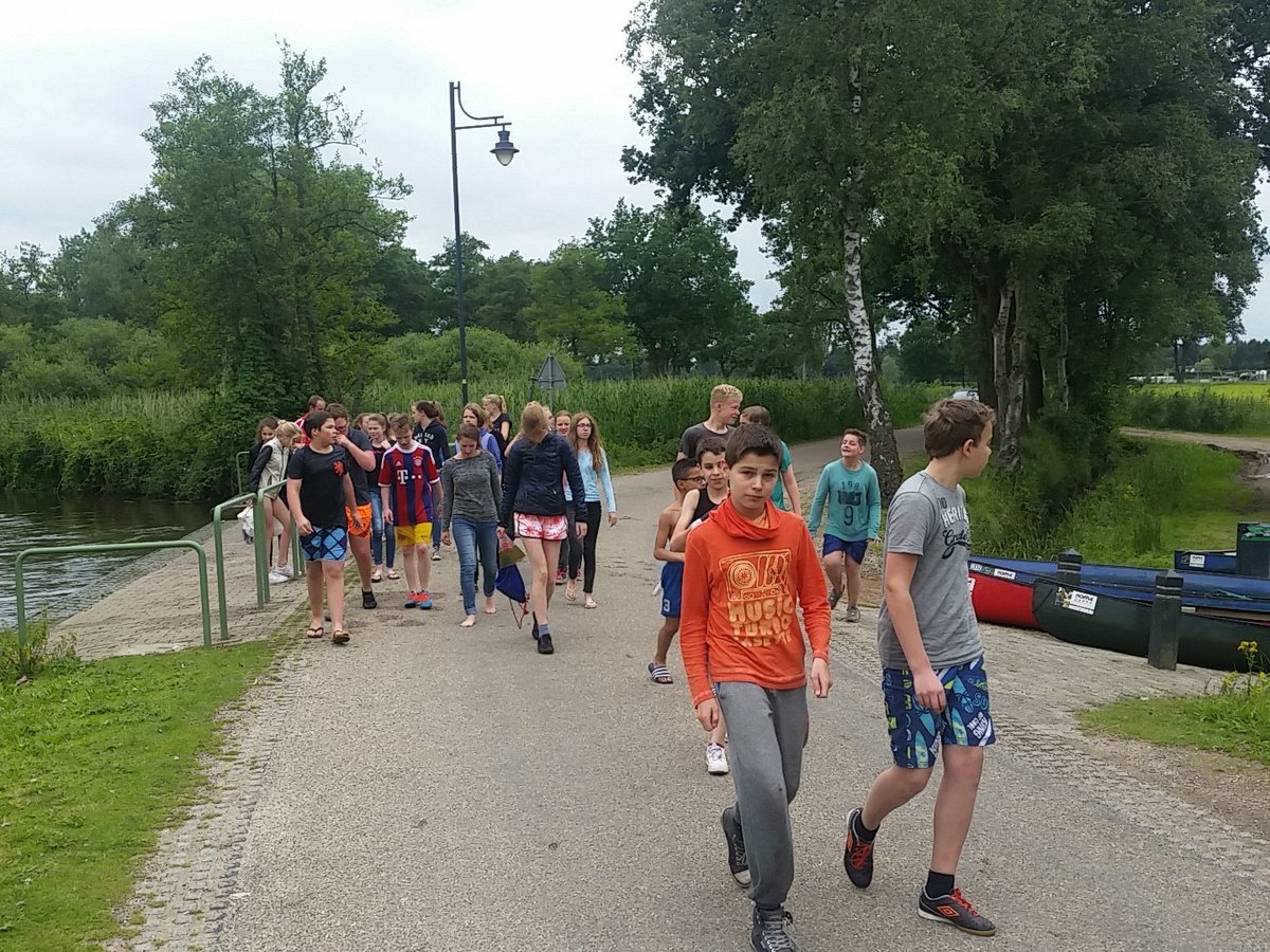 Klas AH1E van <a href="/LyceumBBekkers/">Lyceum B. Bekkers</a> na een sportieve middag in de kano. Sommige nat, maar het merendeel droog.