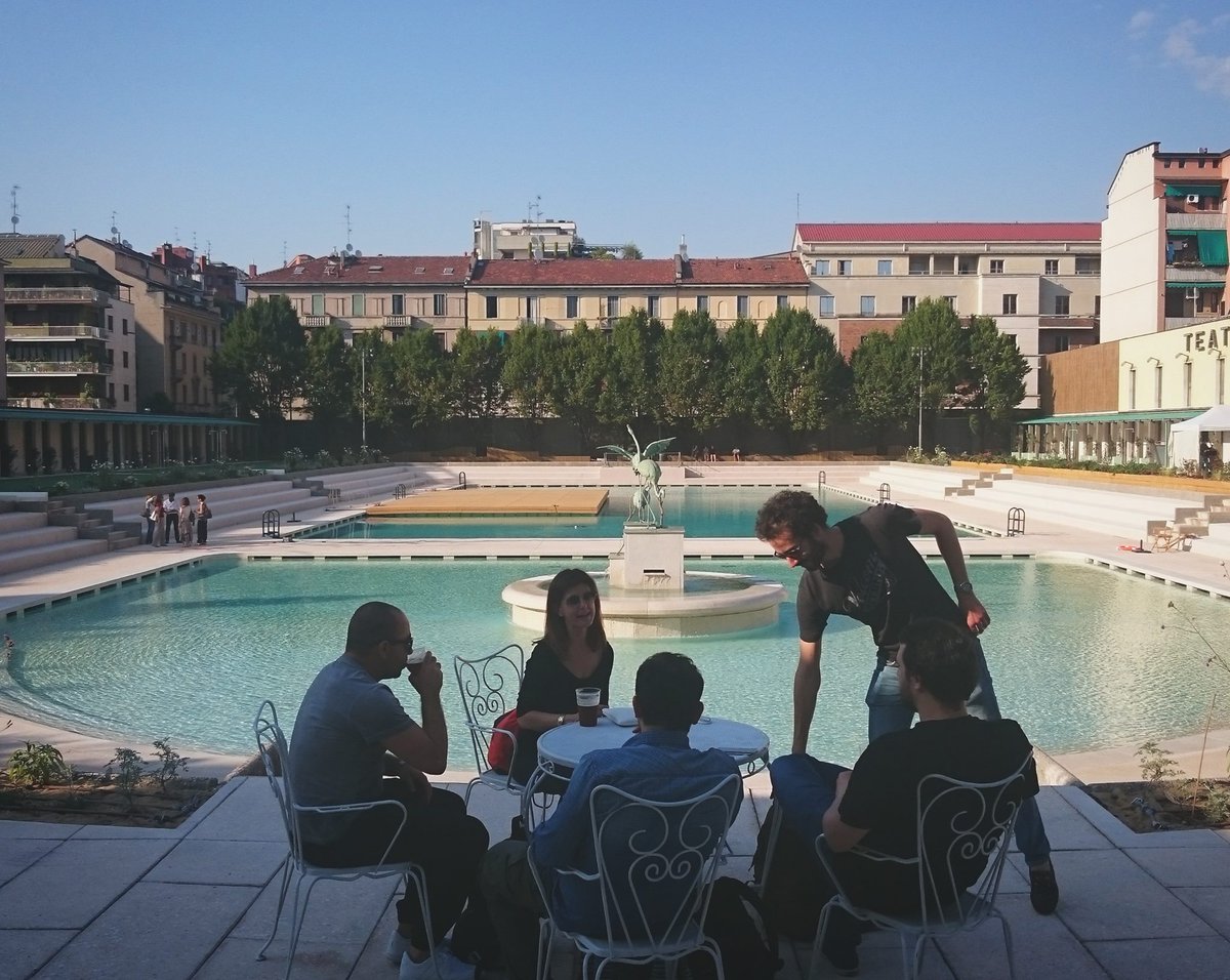 l'aperitivo milanese: marciapiede largo 80 cm, vista sulla circonvallazione #bagnimisteriosi #piscinacaimi