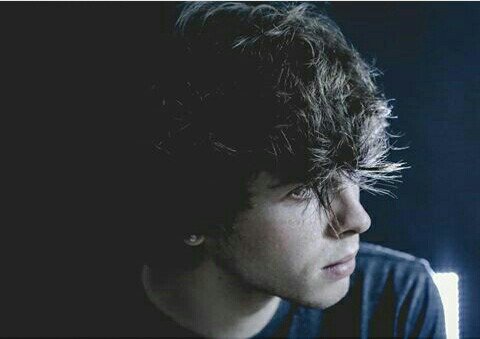 ° Part Time Musician Full Time Eye Agent 
° Cat Lover And Tech Guru
°Bi Sexual  18+RP
RTs Welcome