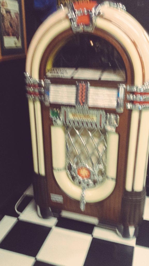 try2beaBarnabas's tweet image. "Do you guys know what this is called?"
"A boom box!"
*palm to face*
#quoteswithoutcontext