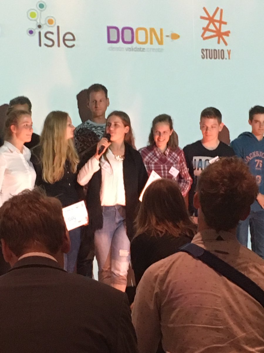 romanista's tweet photo. En de scholieren van #microbeats @kajmunk winnen de ook een prijs voor hun mooie idee over microdeeltjes. #pfr2016. https://t.co/qpScj337R8