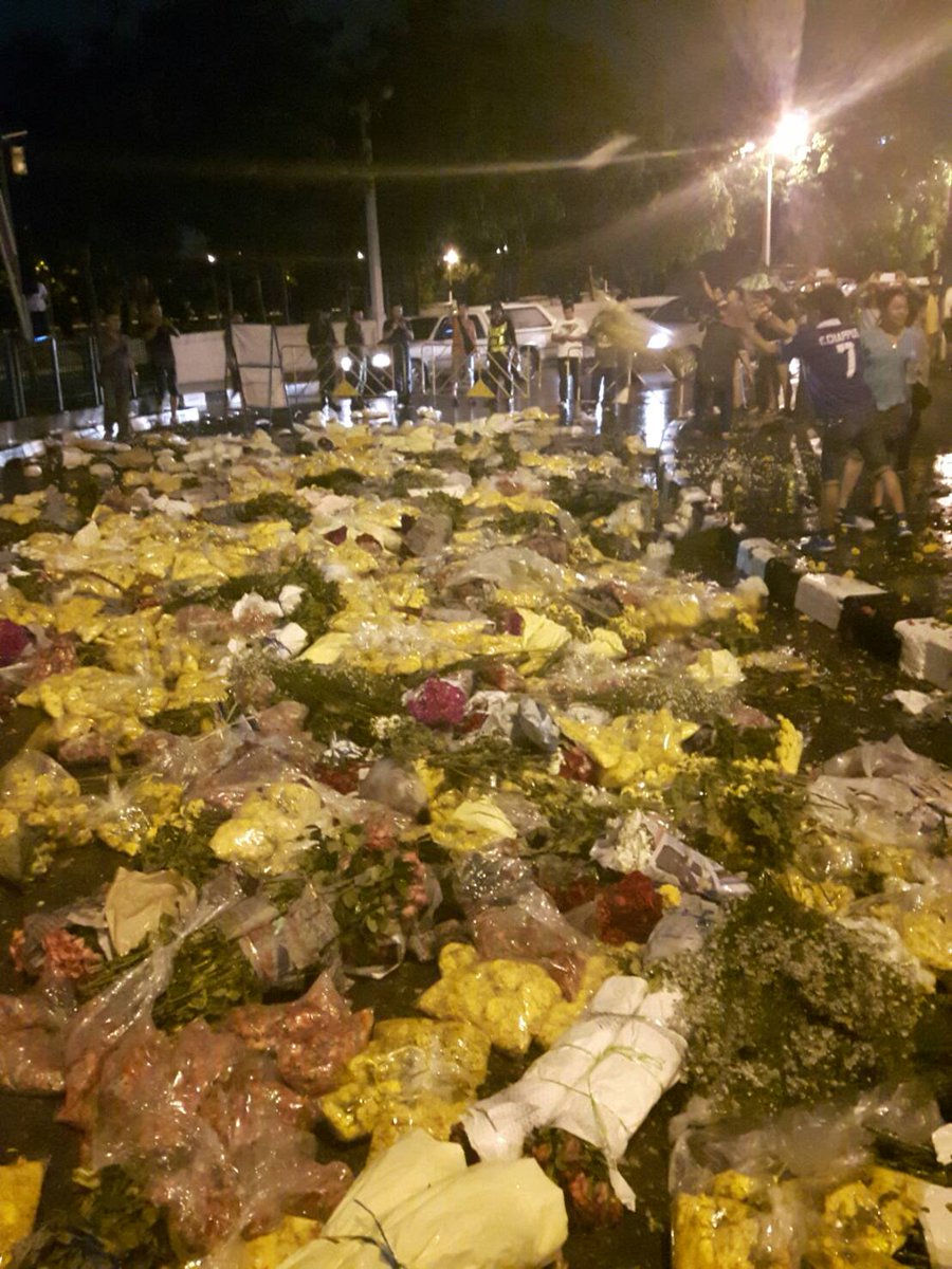 Thairath_News's tweet photo. 22.00 น. ผู้ค้าปากคลองตลาดประท้วง กทม.จัดระเบียบทางเท้า นำดอกไม้เทปิดถนน ขอความเห็นใจสื่อฯ (ภาพโดย_มรกต21) #ไทยรัฐ https://t.co/yYzwnR2kd9