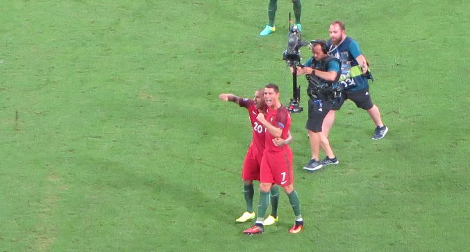 UnEuroEnPoche's tweet photo. Les images de Pologne-Portugal #POL #POR #EURO2016  @07RQuaresma @Cristiano @lewy_official https://t.co/bYFJ9TI7od https://t.co/3GMSuTIuDK