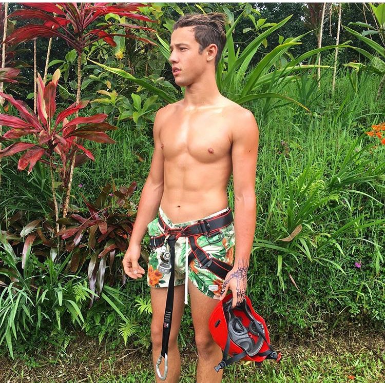 bluegatecam's tweet photo. I have no words except are you trying to kill me😰😍😍👅 @camerondallas https://t.co/j0MAUQJPg1