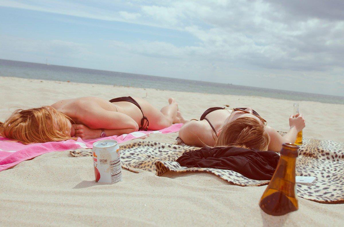 tagloo's tweet photo. Playa, amigos y ¡Tagloo! Preparemos nuestros móviles para el segundo finde del verano. https://t.co/cZ954qGJ4T https://t.co/aoQRfxQH7r