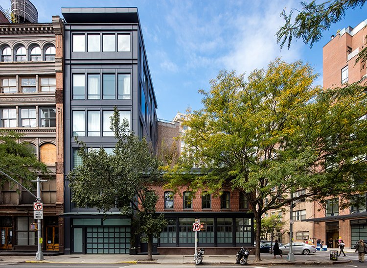 trdny's tweet photo. Inside a Tribeca townhouse with a secret garden https://t.co/03MIc00qfu (@LuxListingsNYC) https://t.co/KkrXwP2a70