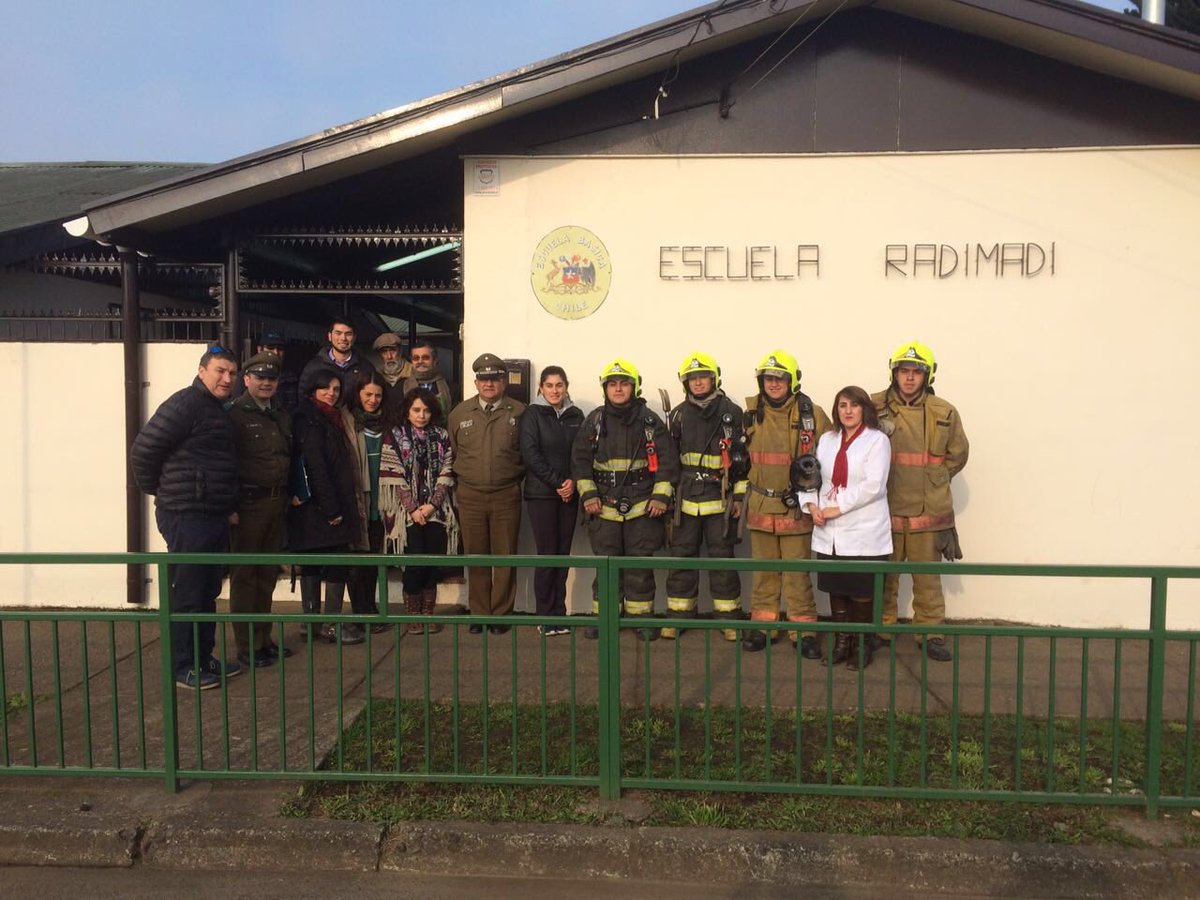 SegundaLaUnion's tweet photo. 10:24 Hrs. Nuestra Compañía participó en simulacro de terremoto en Escuela Radimadi. #LaUnionCL https://t.co/pJ23CwwXIP