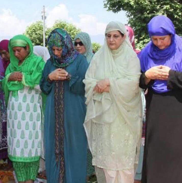 SheikhAamir_inc's tweet photo. Thats how our PDP MLAs Offer salah...
shame on them....
#rippdp https://t.co/ObLCXnKNx1