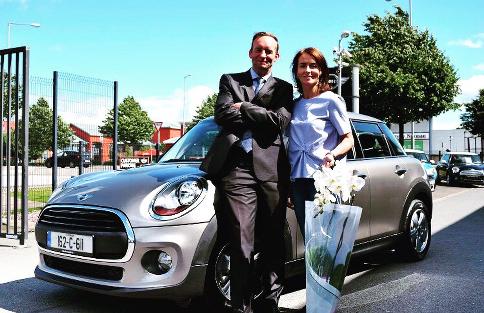 Denise driving away in her gorgeous new 162 Mini OneD Hatch. Safe driving and thank you for choosing Kearys Mini!