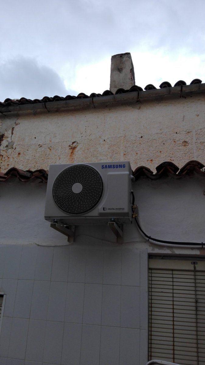 electricidadFJP's tweet photo. Instalación de 2 máquinas de Aire Acondicionado SAMSUNG INVERTER https://t.co/gwOZrXDVuw