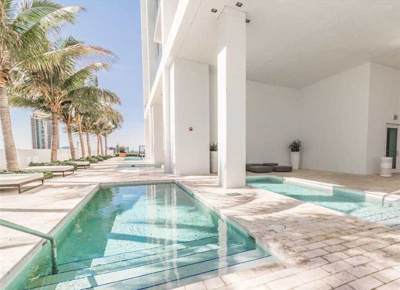 realmiamibeach's tweet image. This #TenMuseumPark condo features two lap pools and three rec pools!
bit.ly/1TuzmYz
#realmiamibeach