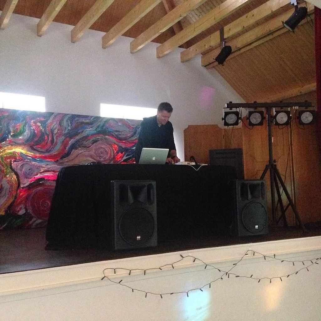 DJ @jwvdgroep tijdens onze #vrimibo. Prettig weekend! ift.tt/298Uzse