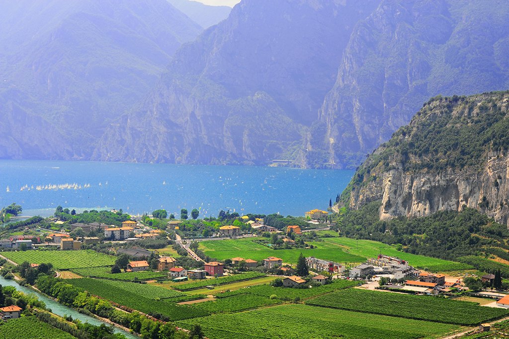 Delicious cool climate wines from breathtaking Lake Garda in Northern #Italy #Enoitalia ow.ly/D9vI301KJrS