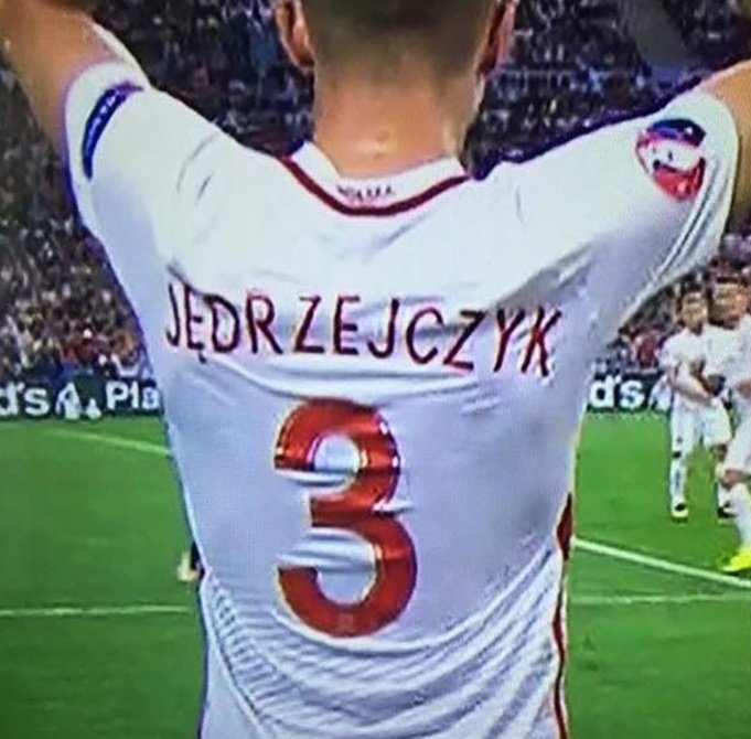 EseMajeEngasado's tweet photo. Que buen detalle que los jugadores de Polonia lleven la clave del WiFi del estadio en sus uniformes. https://t.co/midDGJpmUk